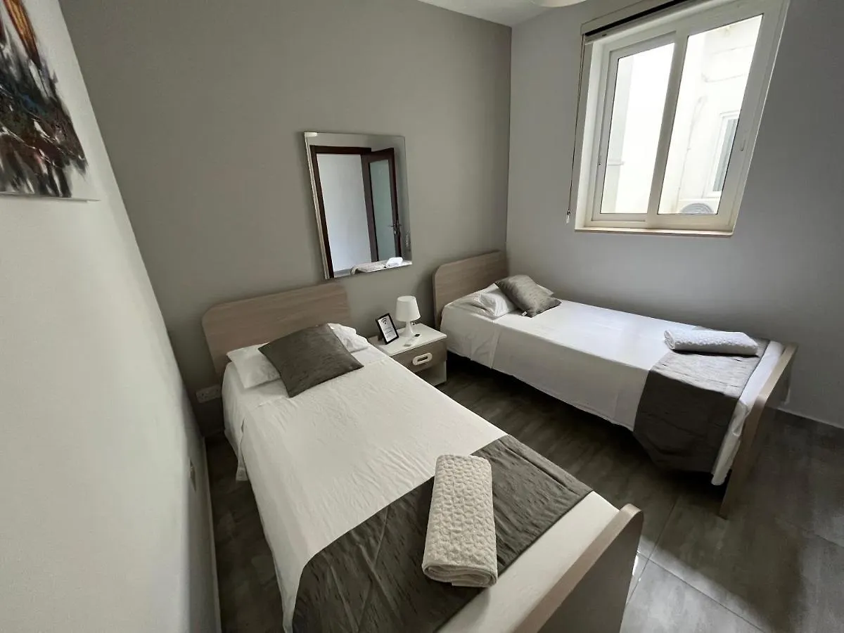 F8 Room 2, Private Room Two Single Beds Shared Bathroom In Shared Flat Msida