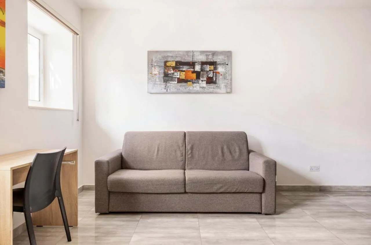 F8 Room 2, Private Room Two Single Beds Shared Bathroom In Shared Flat Msida Homestay