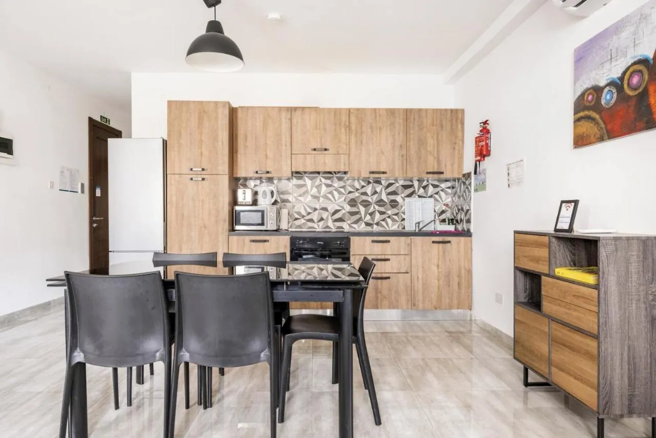 F8 Room 2, Private Room Two Single Beds Shared Bathroom In Shared Flat Msida Malta